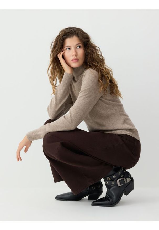 Reserved - Sweter z wełny merino - brązowy. Kolor: brązowy. Materiał: wełna