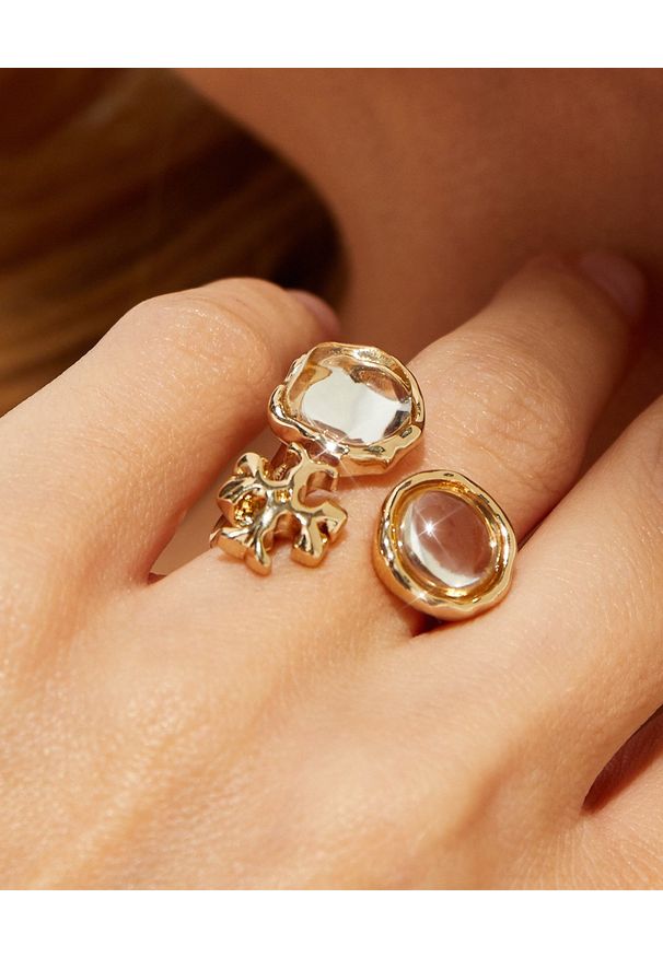 Tory Burch - TORY BURCH - Rozszerzany pierścionek Roxanne. Materiał: złote, pozłacane, z mosiądzu. Wzór: aplikacja