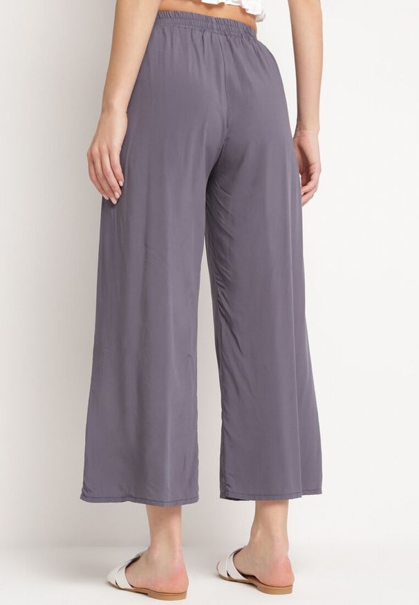 Born2be - Ciemnoszare Bawełniane Spodnie z Szerokimi Nogawkami Palazzo z Gumką w Pasie Nesira. Okazja: na co dzień, na spacer. Kolor: szary. Materiał: bawełna. Styl: boho, casual