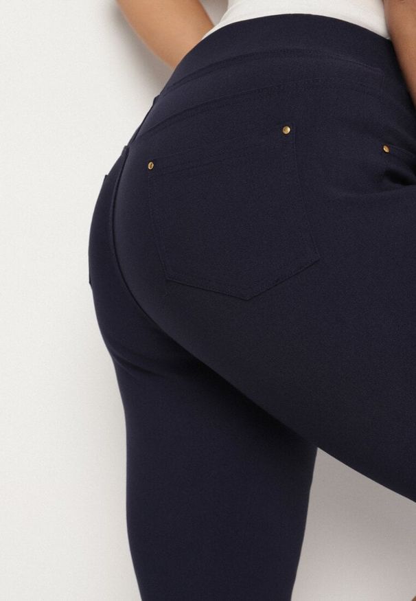 Born2be - Ciemnogranatowe Spodnie z Bawełny o Kroju Capri Dolonisa. Okazja: na co dzień. Kolor: niebieski. Materiał: bawełna. Styl: casual, elegancki, młodzieżowy