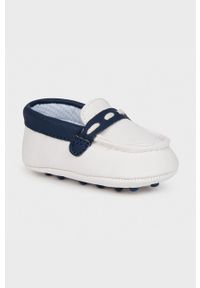 Mayoral Newborn - Mokasyny dziecięce. Nosek buta: okrągły. Kolor: biały. Materiał: bawełna, skóra ekologiczna, guma. Szerokość cholewki: normalna #1