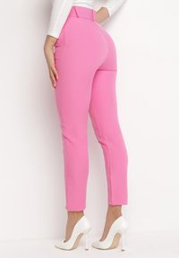 Born2be - Różowe Garniturowe Dopasowane Spodnie z Materiałowym Paskiem z Klamrą Kerriy. Kolor: różowy. Materiał: materiał #4