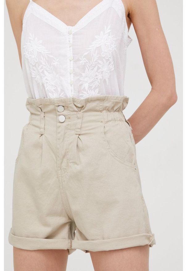 Answear Lab szorty damskie kolor beżowy gładkie high waist. Stan: podwyższony. Kolor: beżowy. Materiał: tkanina. Wzór: gładki. Styl: wakacyjny