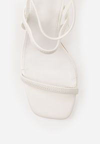 Renee - Białe Sandały na Szpilce z Dopasowującymi się do Stopy Paskami Usinrya. Zapięcie: pasek. Kolor: biały. Materiał: satyna. Wzór: paski. Obcas: na szpilce. Wysokość obcasa: średni #4