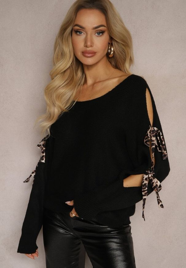 Renee - Czarny Nietoperzowy Sweter z Moherem Ozdobiony Wiązaniami w Panterkowy Print Semitha. Okazja: na co dzień. Kolor: czarny. Materiał: moher. Długość rękawa: długi rękaw. Długość: długie. Wzór: aplikacja, nadruk. Styl: elegancki, casual