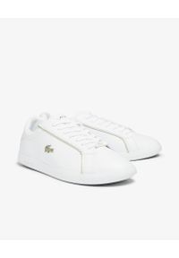 Lacoste - LACOSTE - Białe sneakersy z metalowym logo Graduate. Okazja: na co dzień. Nosek buta: okrągły. Zapięcie: sznurówki. Kolor: biały. Materiał: jeans, guma. Wzór: aplikacja, nadruk #6