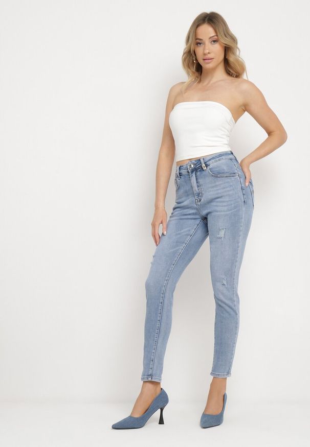 Born2be - Jasnoniebieskie Jeansy Skinny z Bawełny Ozdobione Przetarciami i Dziurami Astoreta. Kolor: niebieski. Wzór: aplikacja