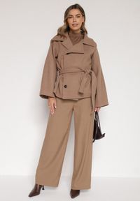 Born2be - Beżowy Krótki Płaszcz z Wiskozą o Pudełkowym Kroju z Wiązanym Paskiem i Kołnierzem Tusilia. Okazja: na co dzień. Kolor: beżowy. Materiał: wiskoza. Długość: krótkie. Styl: casual, klasyczny #6