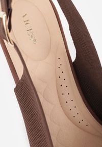 Renee - Brązowe Czółenka Slingback VICES z Tkaniny na Niskim Obcasie z Wkładką Soft-Pillow Orinysha. Okazja: na co dzień, do pracy, na spotkanie biznesowe. Nosek buta: szpiczasty. Zapięcie: pasek. Kolor: brązowy. Szerokość cholewki: normalna. Materiał: tkanina. Obcas: na obcasie. Styl: casual, biznesowy, elegancki. Wysokość obcasa: niski #6