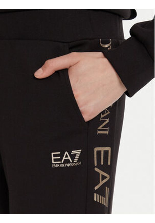 EA7 Emporio Armani Dres 7W000789 AF18880 MC004 Czarny Regular Fit. Kolor: czarny. Materiał: syntetyk