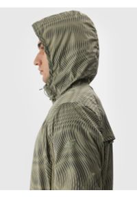 4f - Kurtka do biegania szybkoschnąca męska. Typ kołnierza: kołnierzyk stójkowy, kaptur. Kolor: brązowy, oliwkowy, wielokolorowy. Materiał: dzianina, materiał, włókno. Długość: krótkie. Sport: bieganie #2