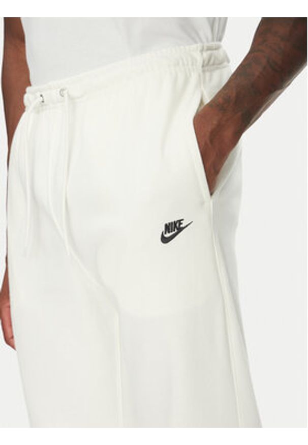 Nike Spodnie dresowe FN3801 Écru Regular Fit. Materiał: bawełna
