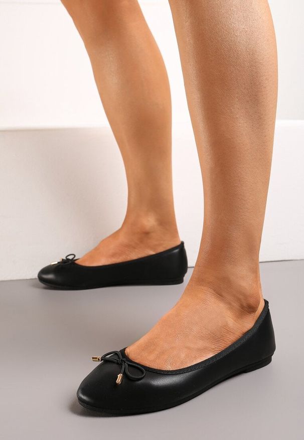 Born2be - Czarne Balerinki z Subtelną Kokardką Namaki. Okazja: na co dzień, na spotkanie biznesowe. Kolor: czarny. Materiał: len. Styl: biznesowy, klasyczny, elegancki, casual