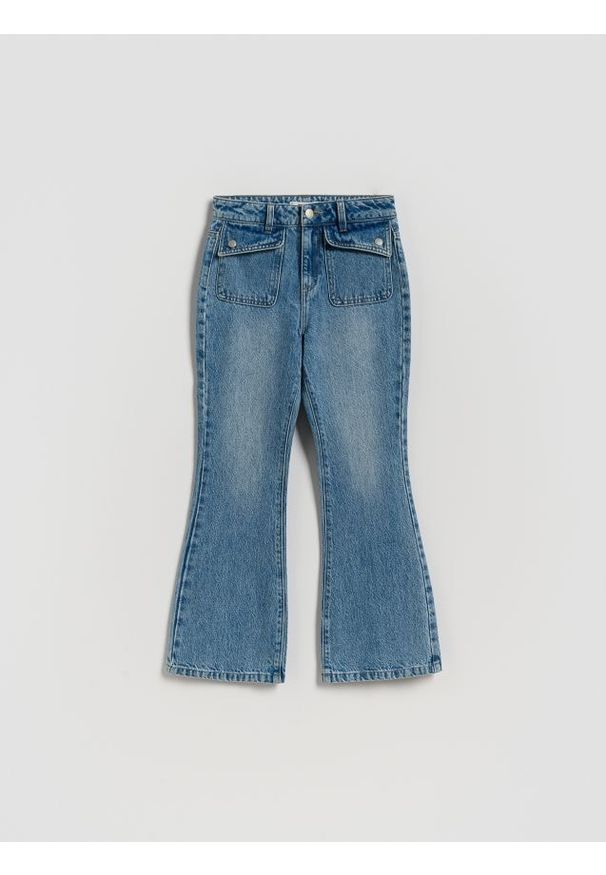 Reserved - Jeansy flare - niebieski. Kolor: niebieski