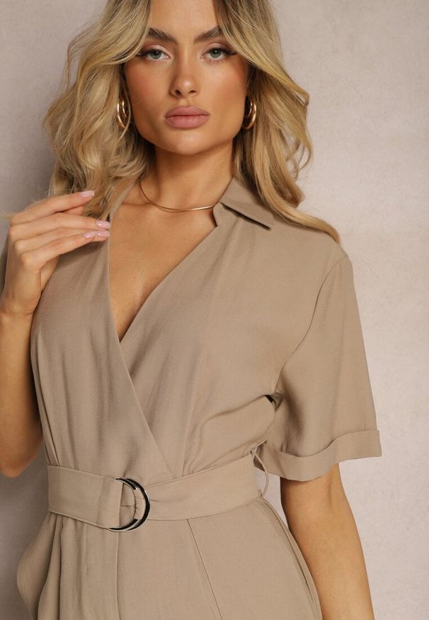 Renee - Beżowy Długi Kombinezon w Stylu Utility z Kieszeniami Cargo Paskiem i Kołnierzykiem Qillilena. Okazja: na co dzień. Kolor: beżowy. Długość: długie. Styl: elegancki, casual