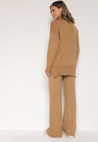 Born2be - Beżowy Dzianinowy Komplet z Bawełną i Wełną Szerokie Spodnie i Sweter Golf Valefessa. Kolor: beżowy. Materiał: dzianina, wełna, bawełna. Wzór: aplikacja. Sport: golf #2