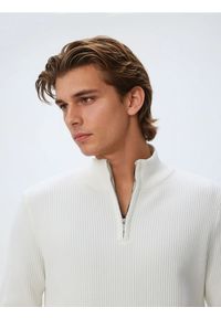 Reserved - Sweter z rozpinaną stójką - biały. Typ kołnierza: kołnierzyk stójkowy. Kolor: biały. Materiał: bawełna, dzianina #1