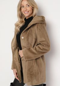 Born2be - Ciemnozielona Kurtka ze Sztucznego Futerka z Kapturem Innalitha. Typ kołnierza: kaptur. Kolor: zielony. Materiał: futro #6