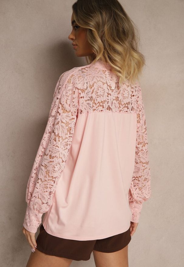 Renee - Jasnoróżowa Bluzka z Wiskozą z Koronką Eviriva. Okazja: na co dzień. Kolor: różowy. Materiał: wiskoza, koronka. Długość rękawa: długi rękaw. Długość: długie. Wzór: koronka. Styl: casual
