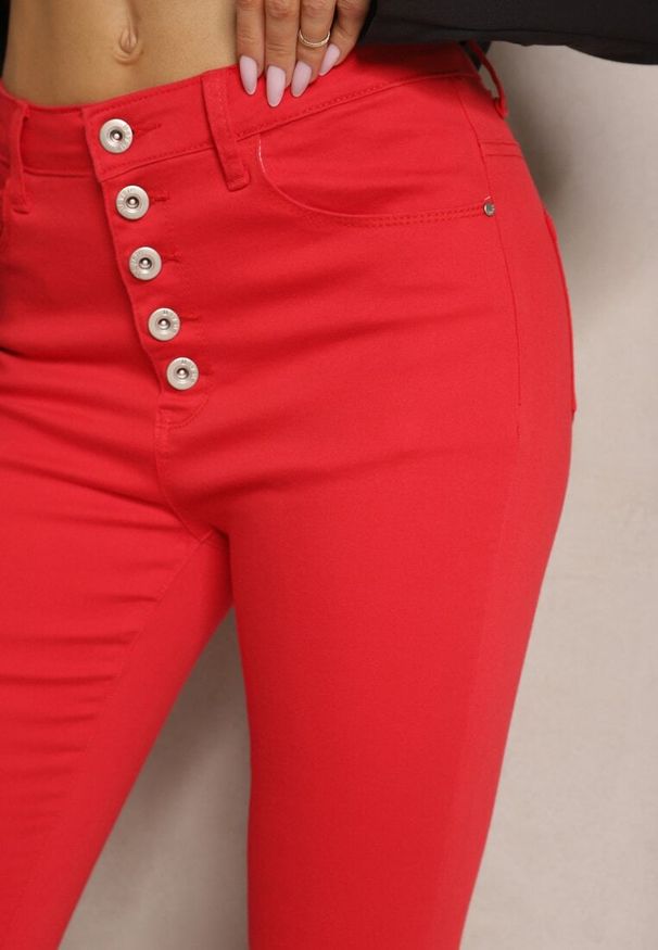 Renee - Czerwone Spodnie Skinny Winvienne. Stan: podwyższony. Kolor: czerwony. Materiał: bawełna. Długość: długie. Wzór: ażurowy