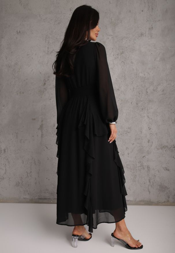 Renee - Czarna Rustykalna Sukienka Wieczorowa z Falbanami i Marszczeniem w Talii Himereanes. Typ kołnierza: kołnierz z falbankami. Kolor: czarny. Materiał: tkanina. Wzór: gładki, aplikacja. Typ sukienki: rozkloszowane. Styl: wizytowy