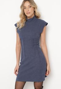 Born2be - Granatowa Sukienka z Prążkowanej Dzianiny o Taliowanym Kroju z Półgolfem Ivarinae. Okazja: na co dzień, na spotkanie biznesowe. Kolor: niebieski. Materiał: dzianina, prążkowany. Długość rękawa: bez rękawów. Styl: biznesowy, casual, elegancki #1