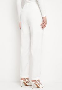 Born2be - Białe Spodnie o Klasycznym Fasonie z Podwiniętymi Nogawkami z Ukrytym Suwakiem Wilelma. Kolor: biały. Sezon: wiosna. Styl: klasyczny #2