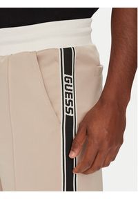Guess Spodnie dresowe Z5YB14 KCRU2 Beżowy Regular Fit. Kolor: beżowy. Materiał: syntetyk #5