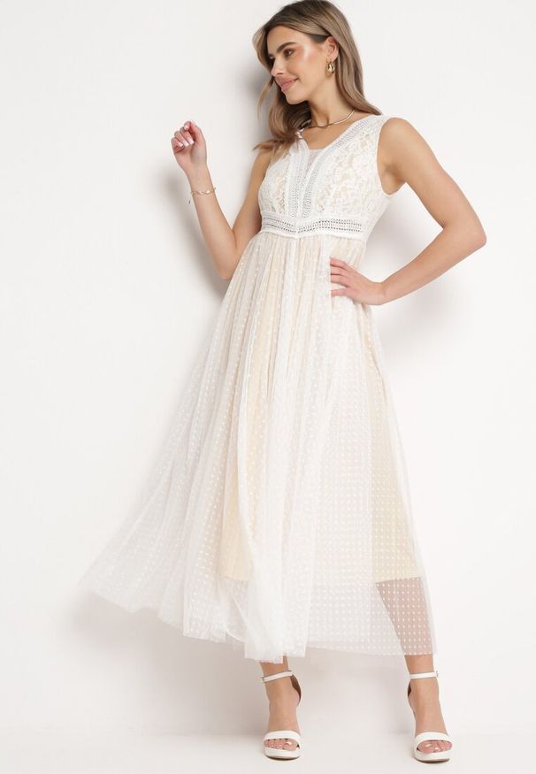 Born2be - Biała Rozkloszowana Sukienka Maxi z Koronkową Górą i Tiulowym Dołem Gelivia. Kolor: biały. Materiał: tiul, koronka. Długość: maxi
