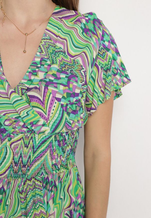 Born2be - Zielona Sukienka Maxi z Wiskozy z Gumką w Talii w Stylu Etno Daliora. Kolor: zielony. Materiał: wiskoza. Długość rękawa: krótki rękaw. Wzór: kolorowy. Typ sukienki: kopertowe. Styl: etno. Długość: maxi