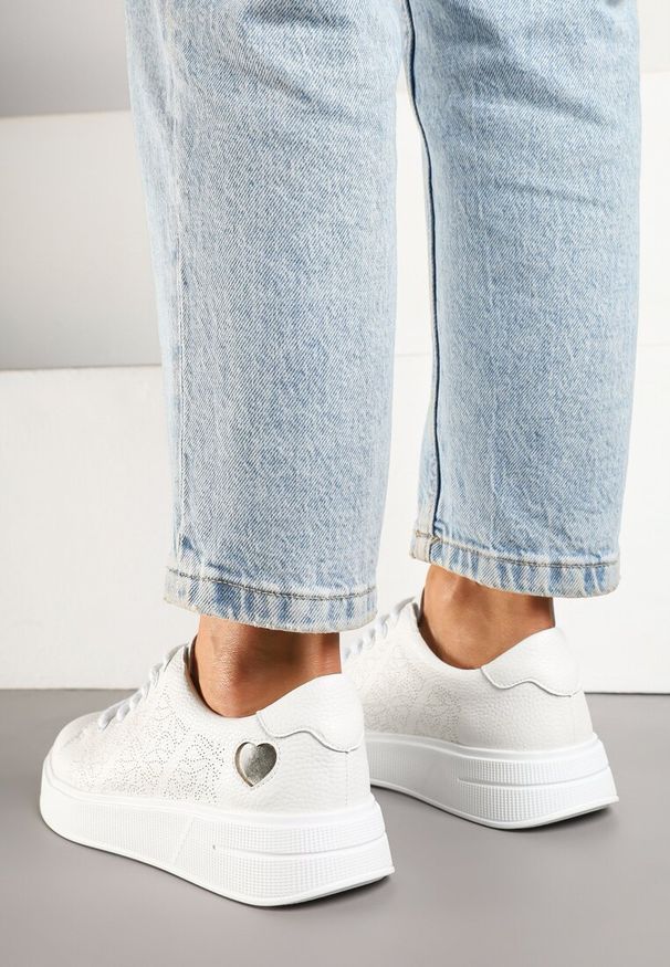 Renee - Białe Sneakersy z Wkładką ze Skóry Naturalnej Ozdobione Cyrkoniami i Sercem Tiralia. Okazja: na co dzień. Kolor: biały. Materiał: skóra. Wzór: aplikacja