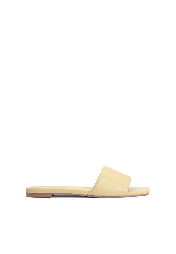 Kazar - Oliwkowe skórzane klapki damskie z kwadratowym noskiem. Okazja: na co dzień, do pracy. Kolor: zielony. Materiał: skóra. Obcas: na płaskiej podeszwie. Styl: casual, klasyczny, wakacyjny