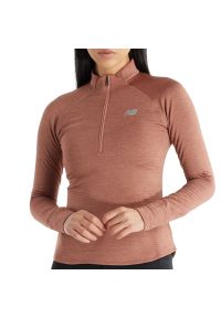 Bluza New Balance WT43200SWA - brązowa. Okazja: na co dzień. Kolor: brązowy. Materiał: dresówka, poliester, materiał, skóra, tkanina. Wzór: aplikacja. Styl: klasyczny, casual