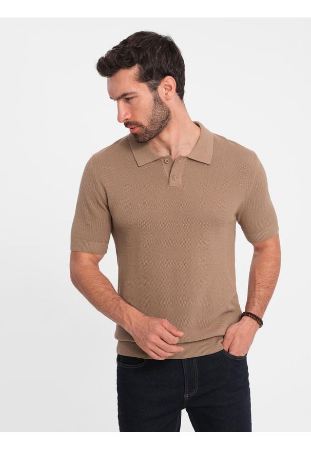Ombre Clothing - Męska bawełniana koszulka polo ze strukturalnej dzianiny – jasnobrązowa V3. Okazja: do pracy, na co dzień. Typ kołnierza: polo. Kolor: brązowy. Materiał: bawełna, dzianina. Długość: krótkie. Styl: casual, elegancki