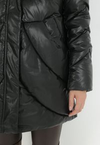 Born2be - Czarna Kurtka Pikowana z Kapturem Chepico. Typ kołnierza: kaptur. Kolor: czarny. Sezon: zima #6