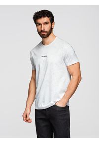 Ombre Clothing - Męska koszulka bawełniana z nadrukiem na całej powierzchni i "ombre" na klatce piersiowej - biała V2 - Rozmiar: S. Okazja: na co dzień. Kolor: biały. Materiał: bawełna. Długość rękawa: krótki rękaw. Długość: krótkie. Wzór: nadruk. Styl: casual #1