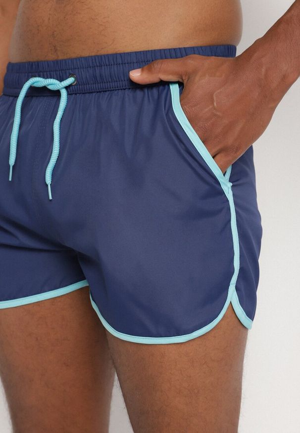 Born2be - Granatowe Kąpielówki Szorty z Ozdobną Lamówką i Kieszeniami Folalisa. Kolor: niebieski. Materiał: len