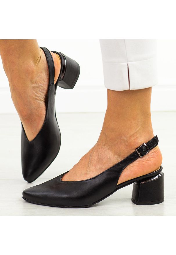 DEONI - Czarne skórzane Polskie czółenka damskie na obcasie bez pięty Deoni D1450A. Okazja: na co dzień, na ślub cywilny, na wesele. Kolor: czarny. Materiał: skóra. Szerokość cholewki: normalna. Sezon: wiosna, lato. Obcas: na obcasie. Styl: casual, elegancki, klasyczny. Wysokość obcasa: średni