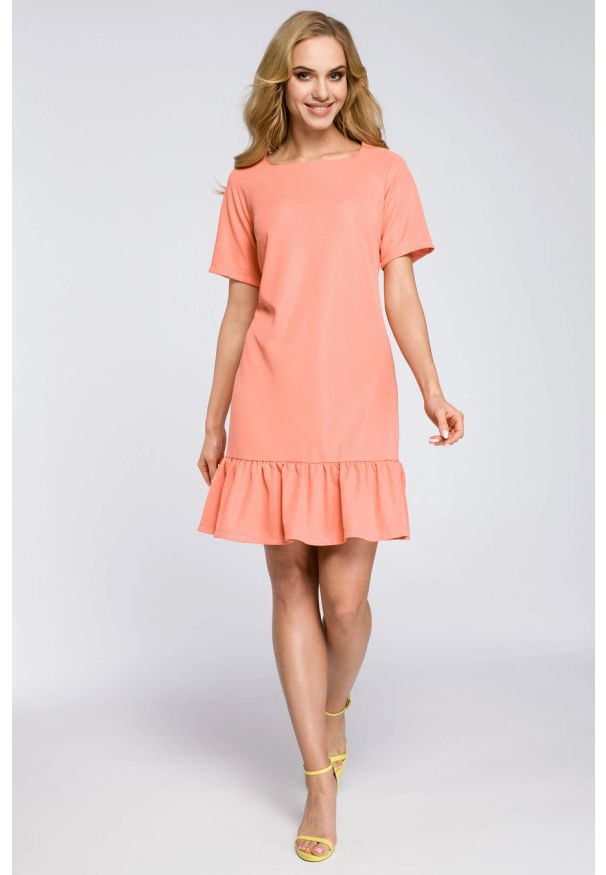 MOE - Sukienka dzianinowa trapezowa z falbaną na dole koral. Okazja: na co dzień, do pracy. Materiał: dzianina. Sezon: jesień. Typ sukienki: trapezowe. Styl: casual, wizytowy