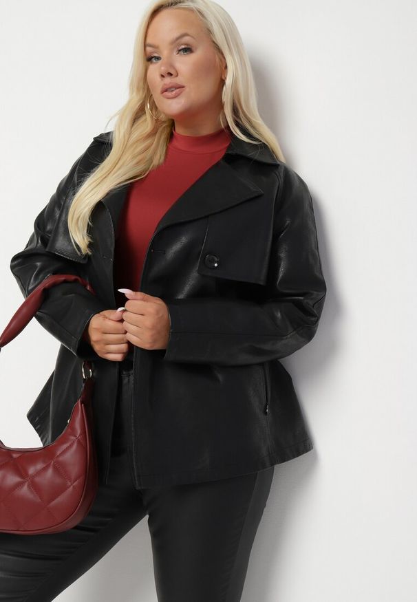 Born2be - Czarny Dwurzędowy Płaszcz z Ekoskóry Ozdobiony Wiązaniem w Talii Eviseas. Okazja: na spotkanie biznesowe, na spacer. Kolor: czarny. Wzór: aplikacja. Styl: biznesowy, klasyczny, elegancki