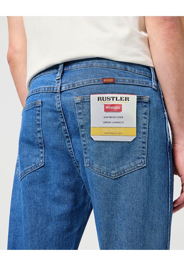 Wrangler - MĘSKIE SPODNIE JEANSOWE WRANGLER RUSTLER SLIM INDIGO MID W10ERC81D 112342563. Okazja: na co dzień. Sezon: lato. Styl: klasyczny, casual, elegancki