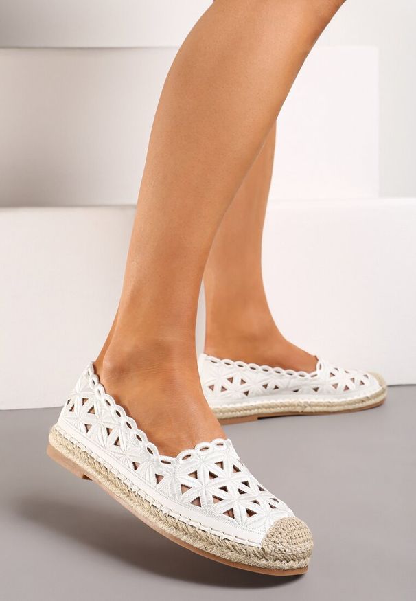 Born2be - Białe Espadryle z Ażurową Cholewką i Plecioną Płaską Podeszwą Plicia. Okazja: na co dzień. Nosek buta: okrągły. Kolor: biały. Szerokość cholewki: normalna. Wzór: ażurowy. Sezon: lato. Obcas: na płaskiej podeszwie. Styl: casual, elegancki