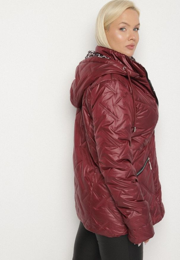 Born2be - Czerwona Pikowana Kurtka z Kapturem i Podszewką w Panterkę Felandre. Okazja: na co dzień, na spacer. Typ kołnierza: kaptur. Kolekcja: plus size. Kolor: czerwony. Materiał: jeans. Wzór: motyw zwierzęcy. Styl: klasyczny, casual