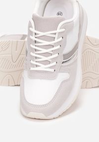 Renee - Biało Szare Sneakersy Sznurowane przed Kostkę Mercells. Okazja: na co dzień. Wysokość cholewki: przed kostkę. Kolor: biały