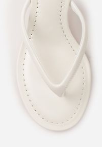 Born2be - Białe Klapki Japonki na Obcasie Typu Kaczuszka Livnara. Okazja: na co dzień. Kolor: biały. Materiał: len. Obcas: na obcasie. Styl: casual, elegancki. Wysokość obcasa: średni #3