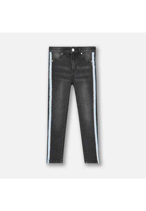 Sinsay - Spodnie jeansowe z lampasami - Czarny. Kolor: czarny