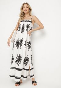 Born2be - Biała Sukienka o Rozkloszowanym Kroju na Ramiączkach w Etniczny Wzór Revoniae. Okazja: na co dzień. Typ kołnierza: dekolt w kształcie V. Kolor: biały. Długość rękawa: na ramiączkach. Styl: casual, elegancki #5