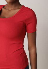 Born2be - Czerwony Prążkowany T-shirt Ozdobiony po Bokach Marszczeniem Nedisa. Okazja: na co dzień. Kolor: czerwony. Materiał: prążkowany. Wzór: aplikacja. Styl: casual #8
