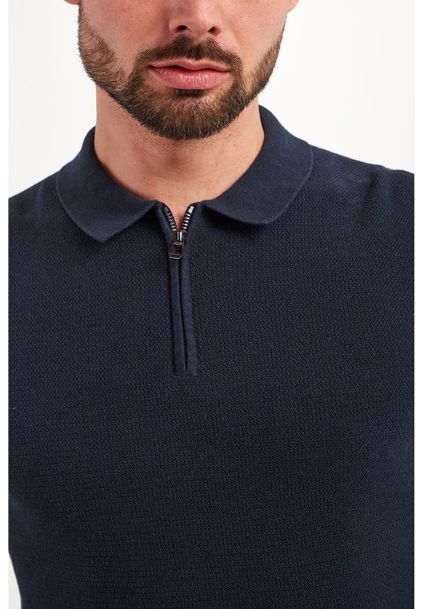 Polo JOOP!. Typ kołnierza: polo. Materiał: bawełna, wiskoza. Długość rękawa: krótki rękaw. Długość: krótkie. Styl: klasyczny