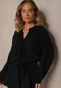 Renee - Czarny Kombinezon z Bawełny Ozdobiony Wiązaniem i Falbankami Nalelia. Kolor: czarny. Materiał: bawełna. Wzór: aplikacja. Sezon: lato #3